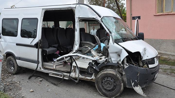 Konya'da tren, renci servisine arpt: 1 l, 15 yaral