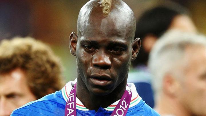 Balotelliye bir darbe daha!