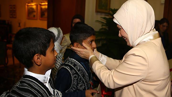 Emine Erdoan dnya ocuklaryla bulutu