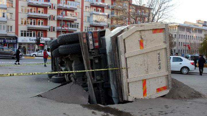 Erzurum'da yol kt