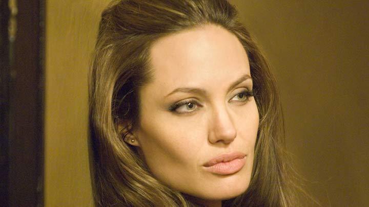 Angelina Jolieye benzemek istiyorum!