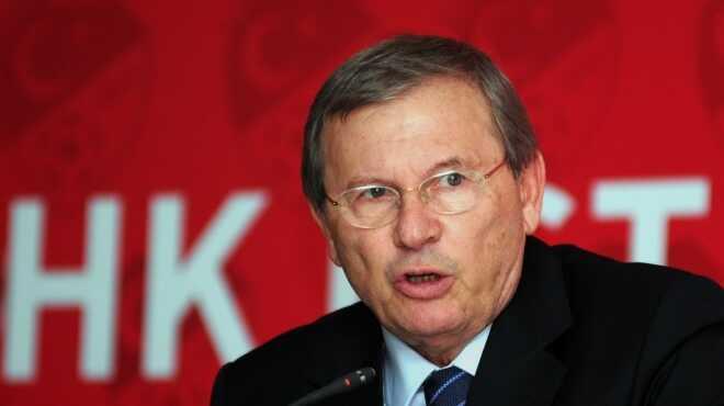 Zekeriya Alp'ten 'hata' ve akr aklamas