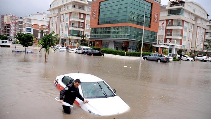 Antalyada okullar tatil edildi