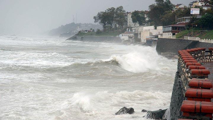 Karadeniz cotu, dev dalgalar liman duvarn at