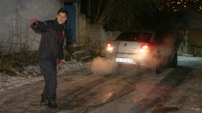 Yolda kalan arac itfaiye kurtard