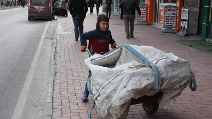 Hurda toplayarak ailesini geindiriyor