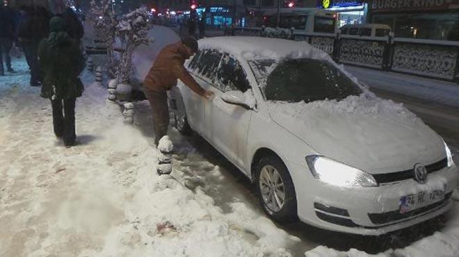 Van'da akam saatlerinde kar ya etkili oldu