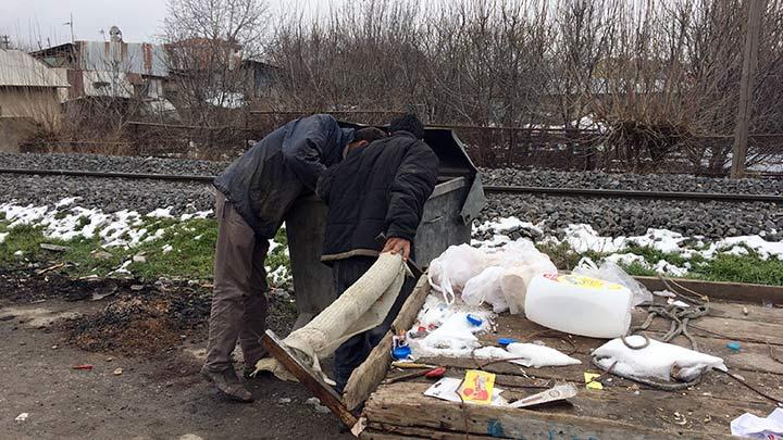 pteki ekmeklerle hayata tutunuyorlar 