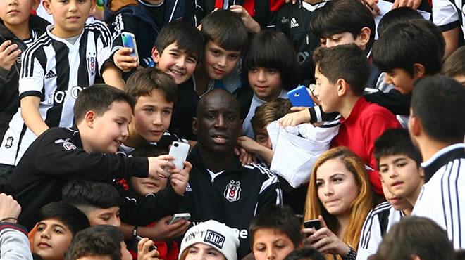 Demba Ba'dan miniklere jest