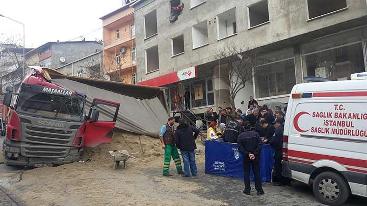 naata kum getiren hafriyat kamyonu devrildi: 1 l