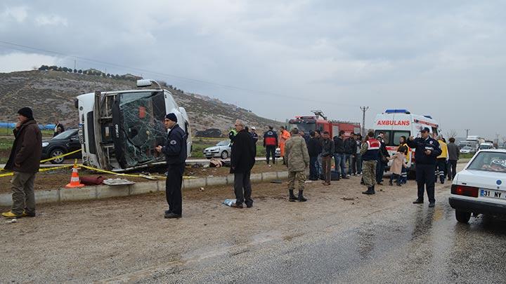 Yolcu otobs devrildi: 2 l, 15 yaral