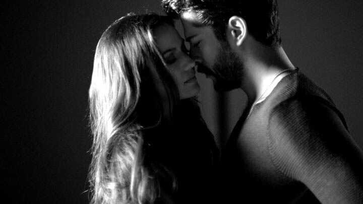Burak Ozcivit Ve Fahriye Evcen Den Muhtesem Duet