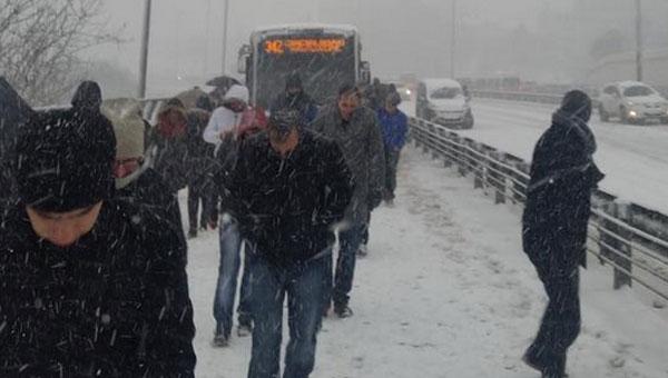 Zincirlikuyuda metrobs yolda kald