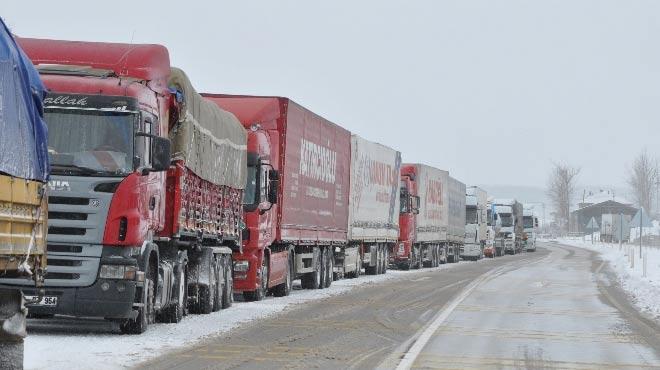 Yzlerce TIR, saatlerdir bekletiliyor