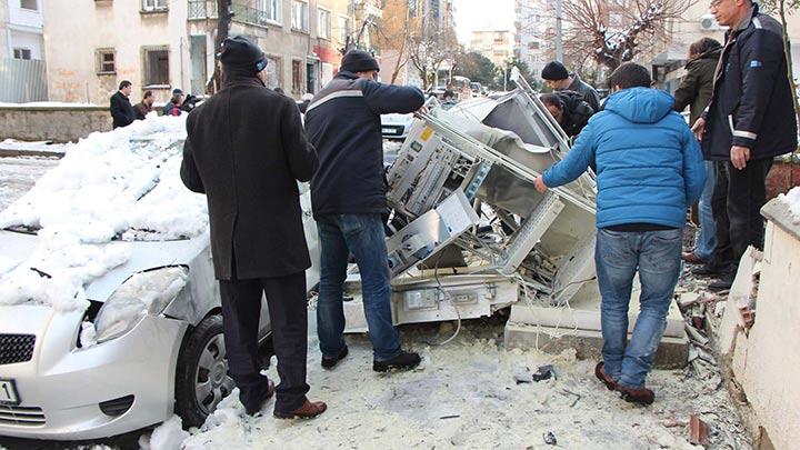 Kadkyde patlama: Aralar ve i yerleri zarar grd