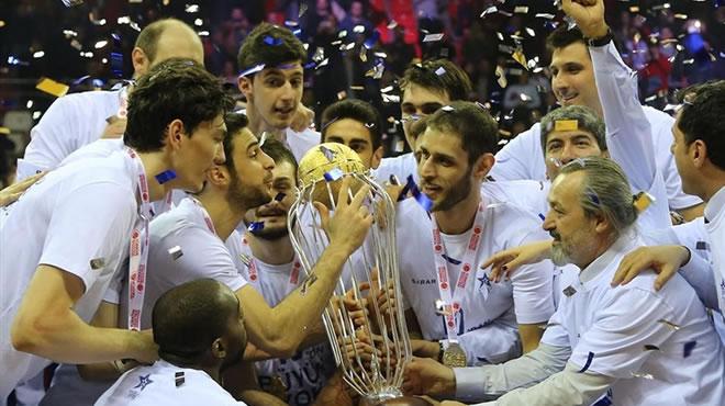 Anadolu Efes'te kupa sevinci!