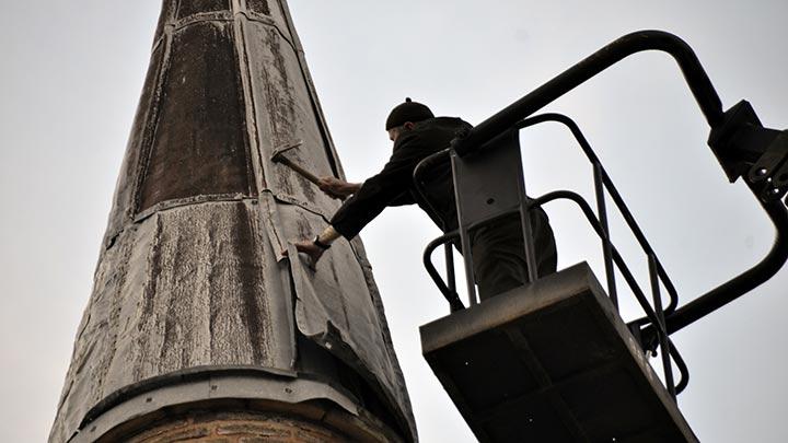 Cami minaresini vin zerinde tamir etti