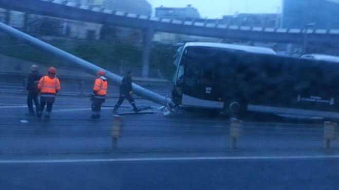 Metrobs yolunda kaza seferler aksad