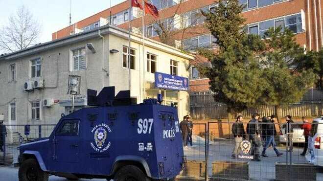 Okmeydan'nda iki polis darp edildi