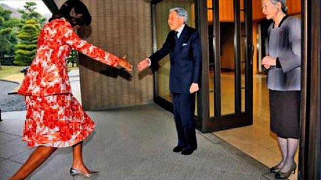 Michelle Obama selamlarken iki bklm