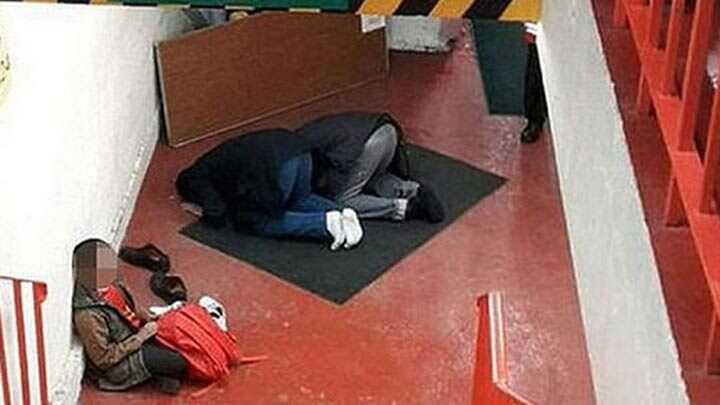 ngiliz taraftarlar ldrtan namaz!