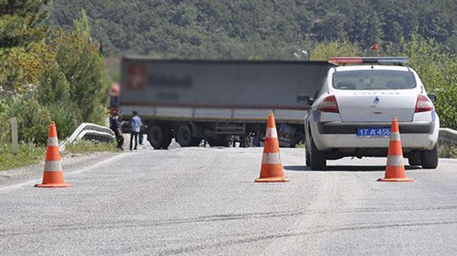 Kaza yapan TIR, anakkale-zmir yolunu kapatt