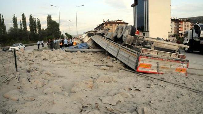 Tokatta imento ykl TIR devrildi; 1 yaral