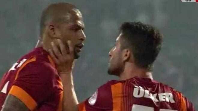 Melo ve Sabri saha iinde birbirini boazlad!