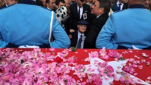 Sleyman Demirel, slamkyde topraa verildi