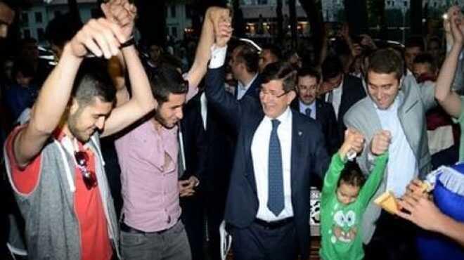 Davutolu genlerle birlikte horon oynad