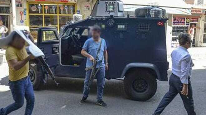 Polis ekiplerine silahl saldr