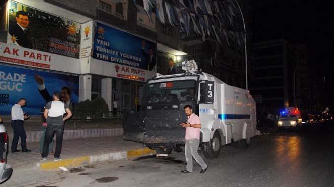 Diyarbakr'da AK Parti l Bakanl'na bombal saldr: 1 polis yaral