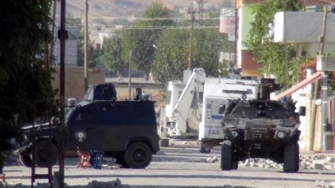 Nusaybin'de hendek kapatan polislere ate ald