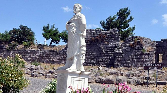 Aristonun heykeli tahrip edildi