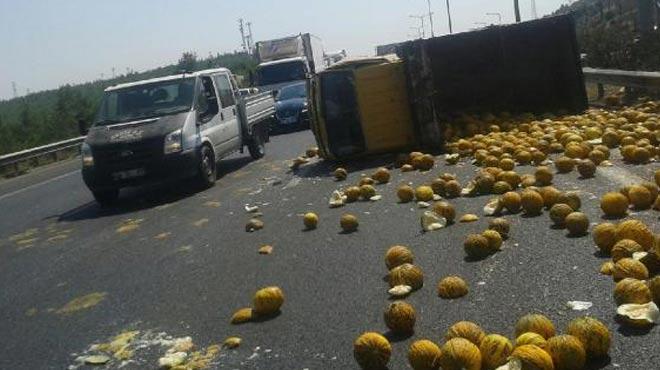 Kavun ykl kamyonet devrildi, otoyol trafii kilitlendi