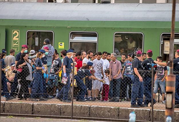 Gmenler Bicske tren istasyonunda bekliyor