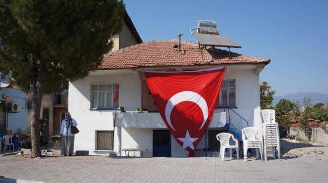 Şehidin Evine Yeniden Dev Türk Bayrağı Asıldı
