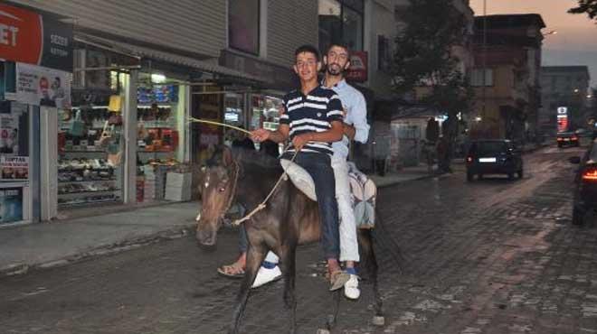 Motosikletlerine kesilen cezay at binerek protesto ettiler