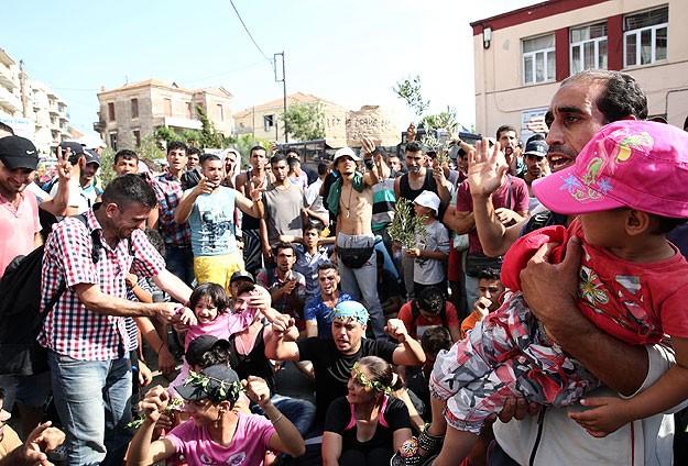 Midillideki snmaclar bekleme koullarn protesto etti