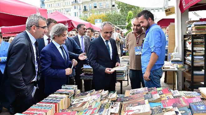 Sahaf ve kitap dostlar Beyolunda bulutu