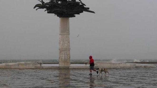 zmir'de iddetli rzgar zor anlar yaatt