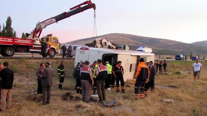 Yolcu otobs devrildi: 1 l, 32 yaral