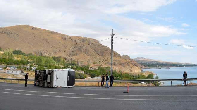 Polisleri tayan midibs devrildi: 10 yaral