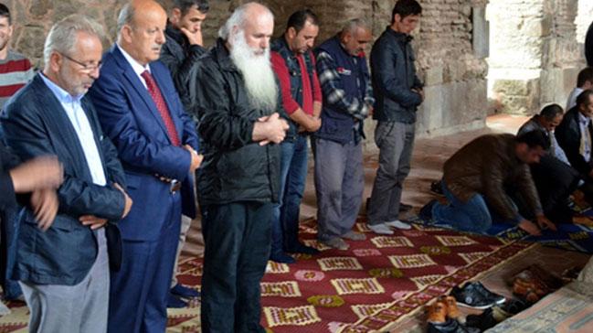 Grc bapiskopos Bursa'da cuma namaz kld