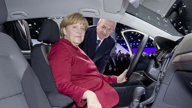 Merkel'in etekleri tututu
