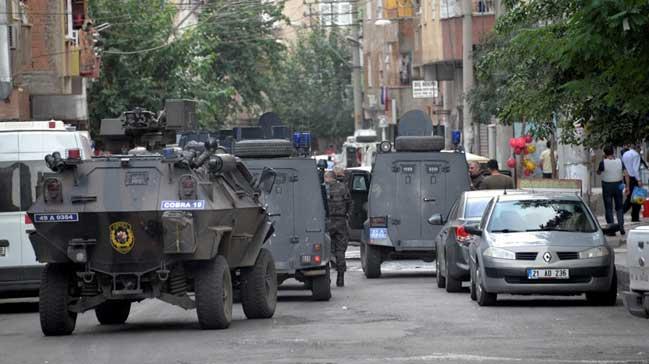 Diyarbakr'da polisin baskn dzenledii evden ate ald: 1 l