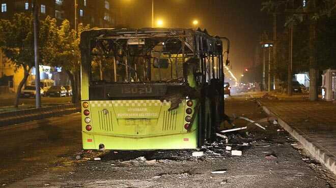 PKK'llar Diyarbakr'da belediye otobsn yakt