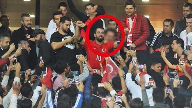 Arda Turan milli zaferi Acun Ilcal'yla kutlad!