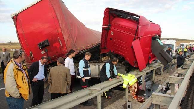 Devrilen TIR yolu ulama kapatt