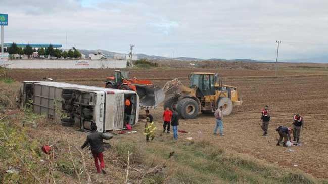 Balkesir'de kaaklar tayan otobs devrildi: 57 yaral